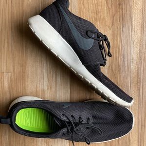 Nike Men’s 11.5 Roshe Run Shoes - Black